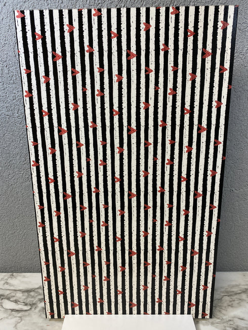 0404 - Classic Black and White with Red Hearts